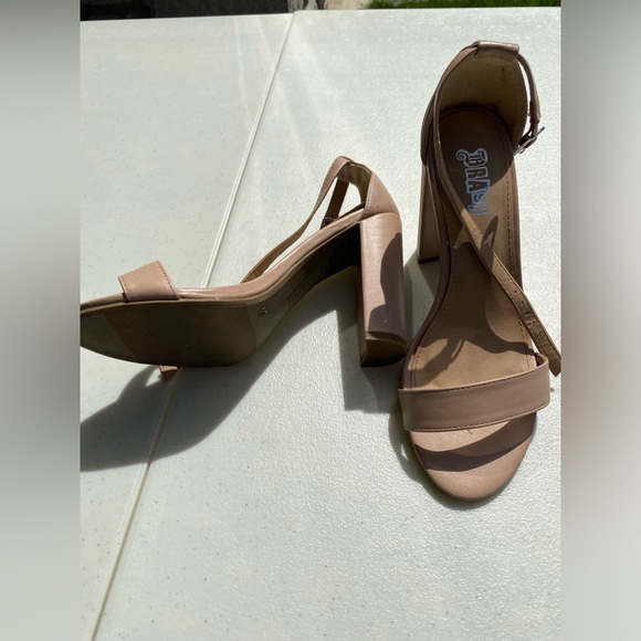 SOLD

Lightly worn size 6.5 heel sandals in nude - Picture 4 of 4